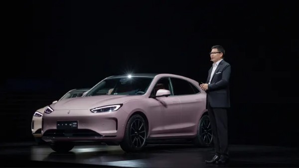 Ông Richard Yu, CEO Bộ phận kinh doanh Giải pháp Ô tô Huawei, giới thiệu chiếc xe điện Aito M5.