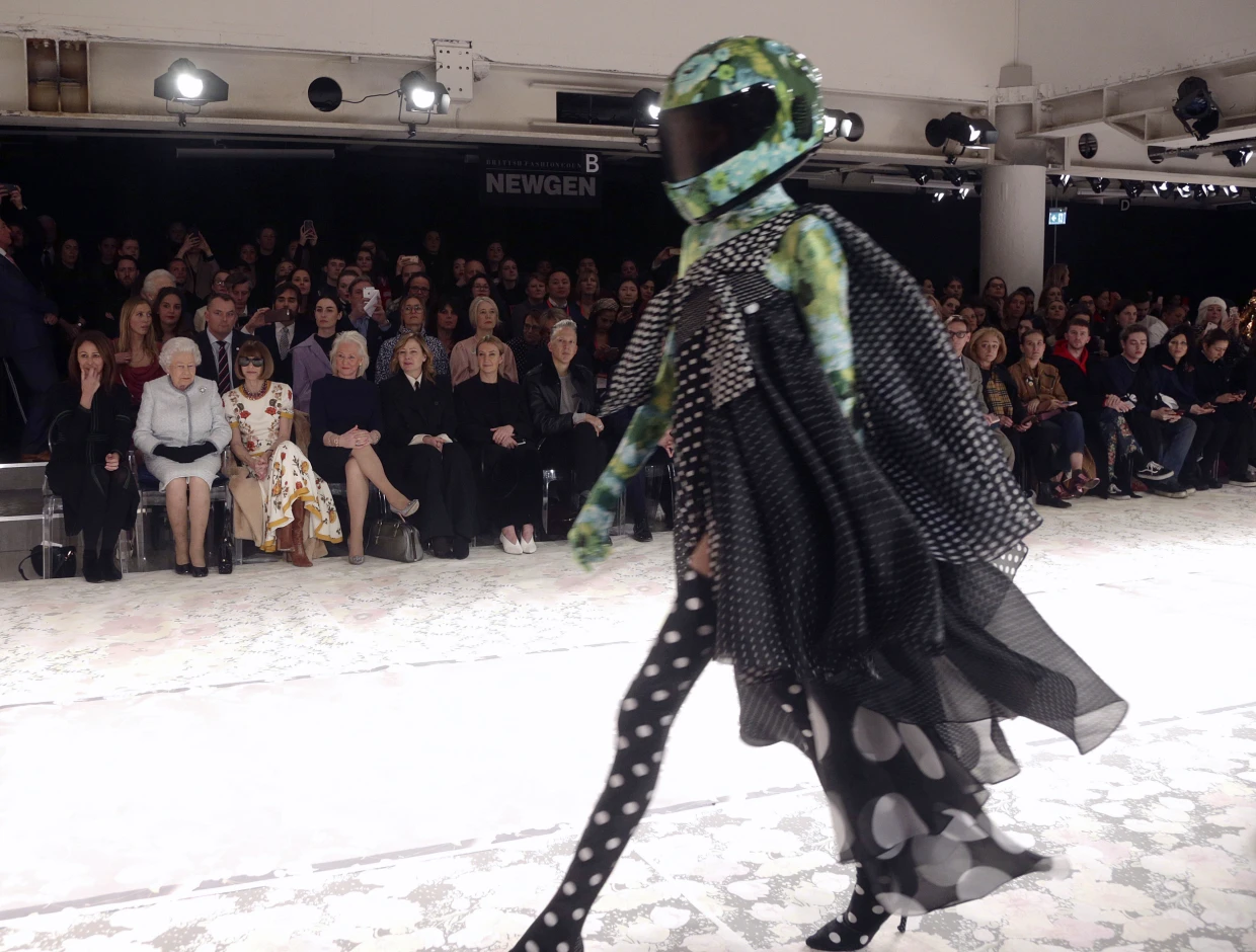 Nữ hoàng Anh dự một show diễn của nhà thiết kế Richard Quinn tại Tuần lễ thời trang London năm 2018.