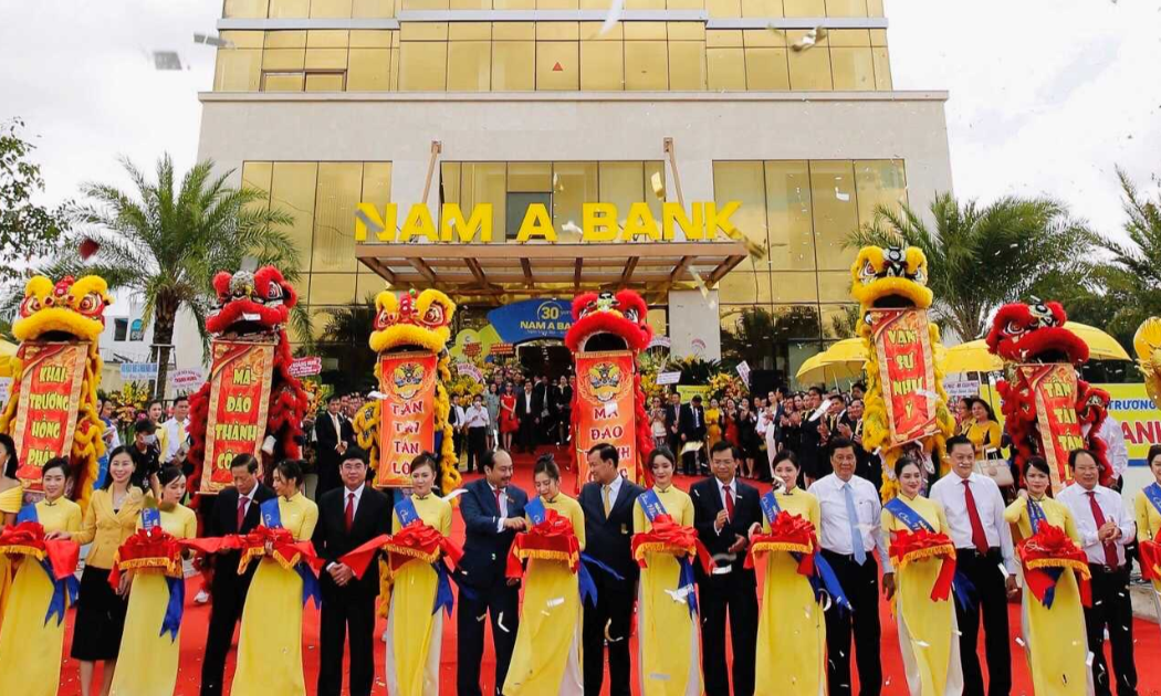 Khách mời cùng Ban Lãnh đạo Nam A Bank cắt băng khai trương