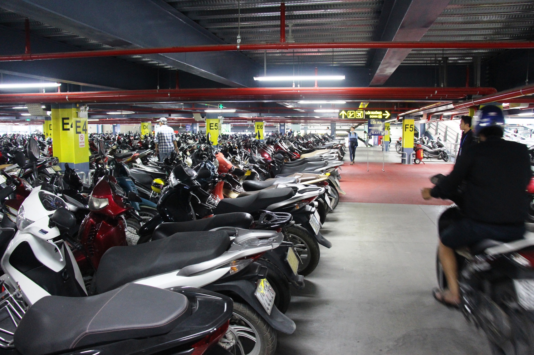 Bãi xe thông minh nhiều tầng dành cho xe máy ở sân bay Tân Sơn Nhất, TP.HCM.