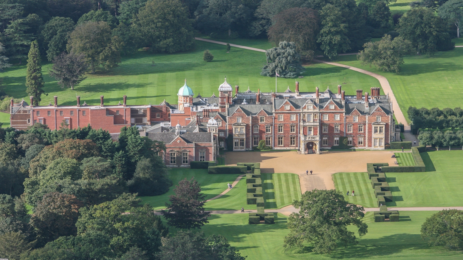 Tọa lạc tại Norfolk, khu bất động sản Sandringham nằm trên một khu đất rộng 20.000 mẫu Anh trong thị trấn King's Lynn - chỉ cách London ba giờ lái xe. 
