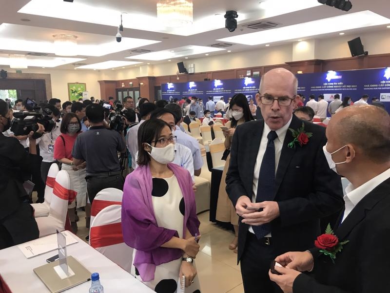 Manufacturers and suppliers in supporting industry come together