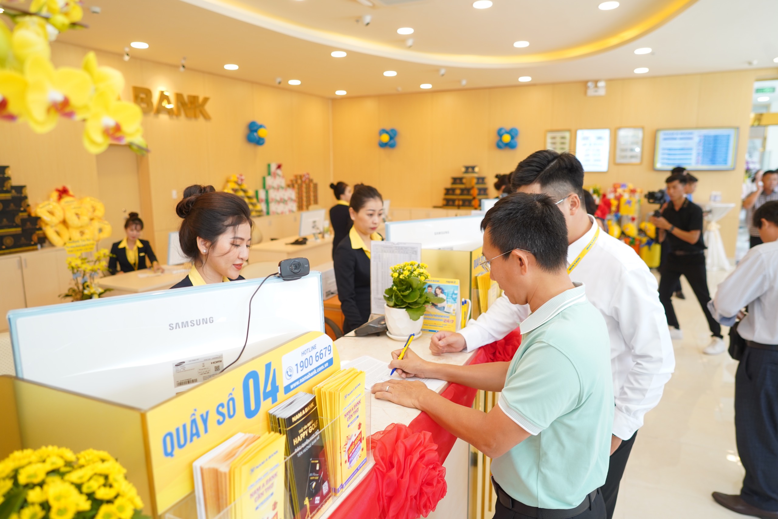 Những khách hàng đầu tiên đang giao dịch tại Nam A Bank Cần Thơ.
