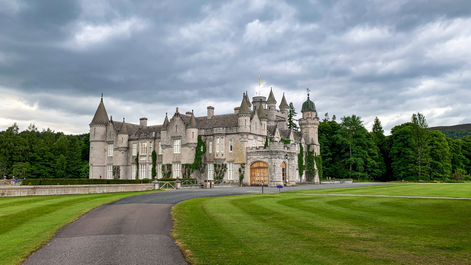 Lâu đài Balmoral ở Scotland, một trong những tài sản riêng của Nữ hoàng, rộng hơn 20.000 ha, giá trị ước tính khoảng 130 triệu Euro.