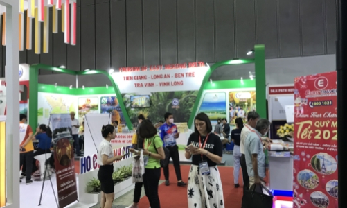 Du khách tấp nập 