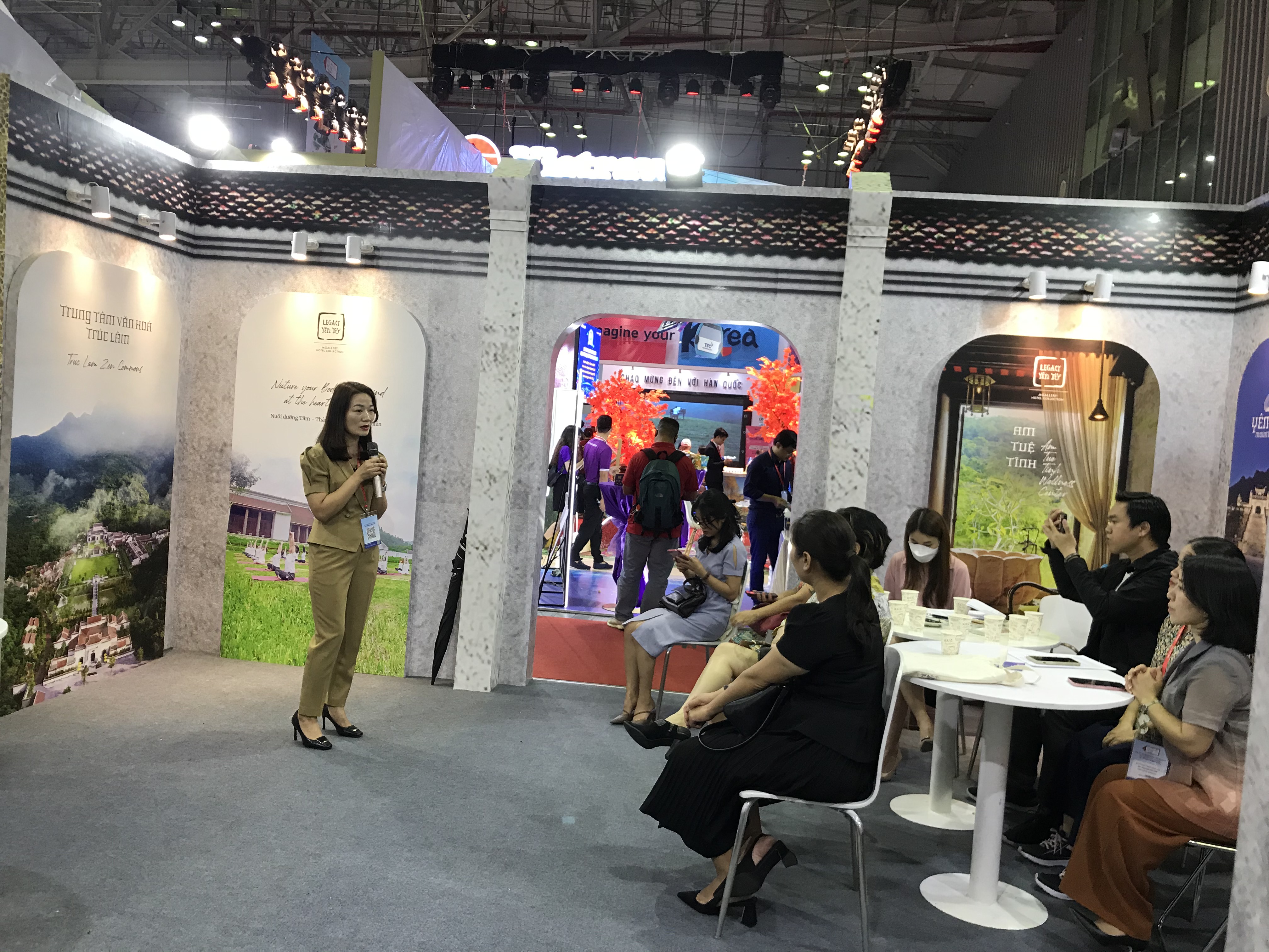 Nhiều loại h&igrave;nh du lịch mới được giới thiệu tới kh&aacute;ch tham quan - Ảnh: VE.