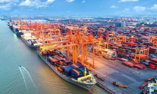 Xuất khẩu “bứt tốc”, cán cân thương mại thặng dư 5,49 tỷ USD