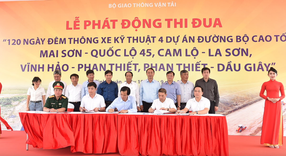 Các đơn vị ký cam kết thi đua - Ảnh: VGP.