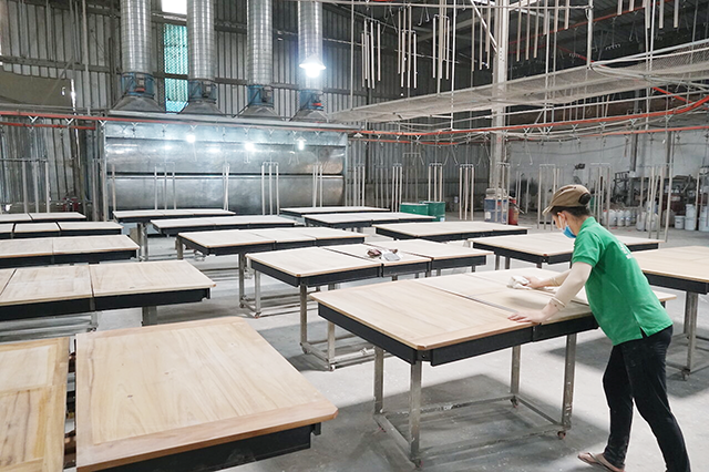 Không chỉ ngành điện tử, dệt may mà ngành gỗ, sản xuất thép... cũng gặp nhiều khó khăn do sức mua ở các thị trường chính giảm mạnh.