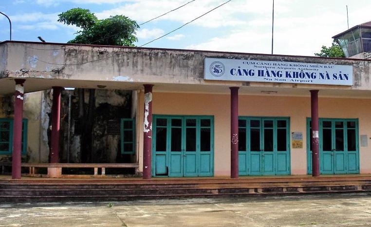 Năm 2004, sân bay Nà Sản đóng cửa do đường cất hạ cánh xuống cấp, không đảm bảo tiêu chuẩn khai thác.