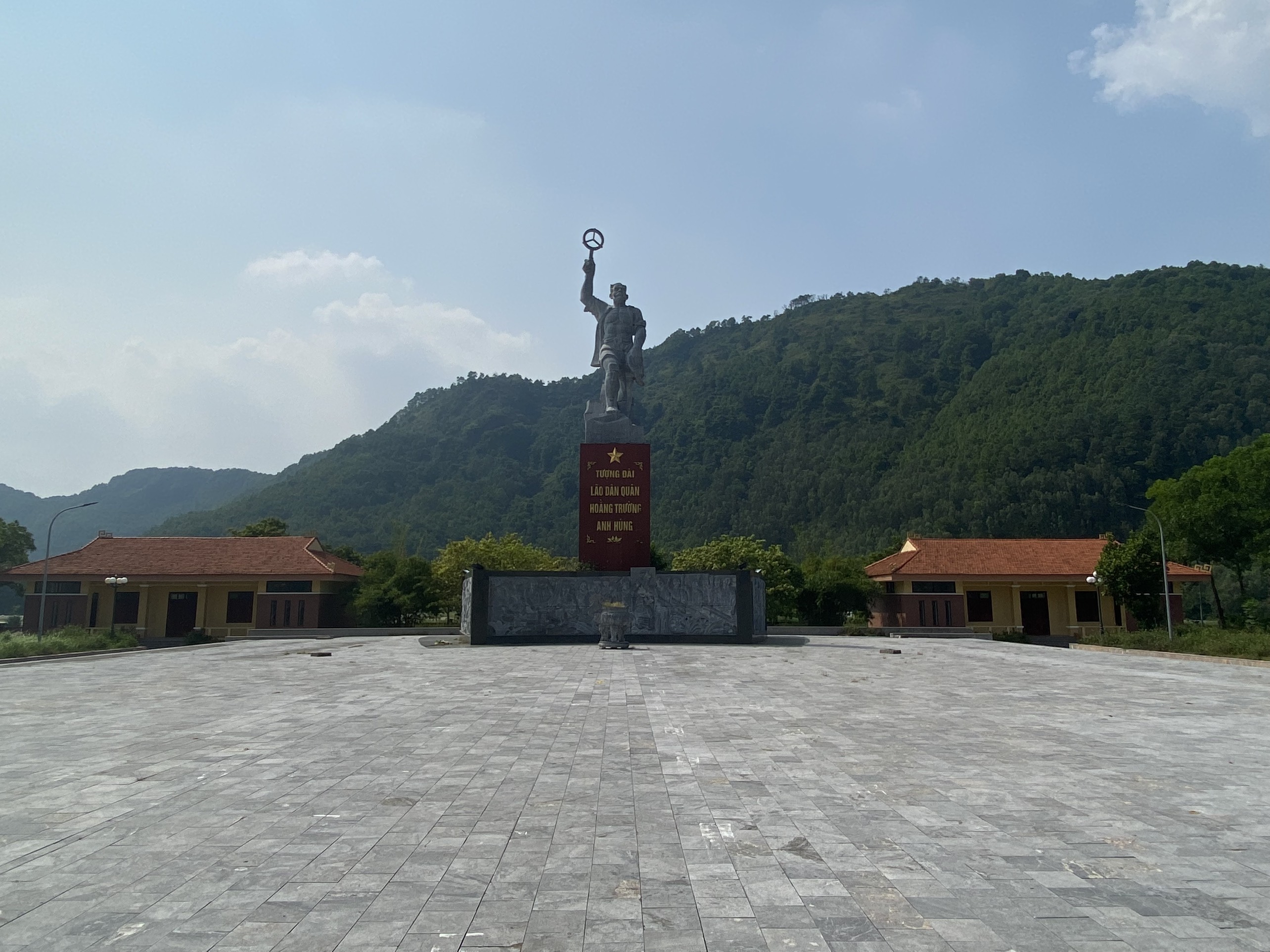 Tượng đài các Lão dân quân quân Hoằng Trường