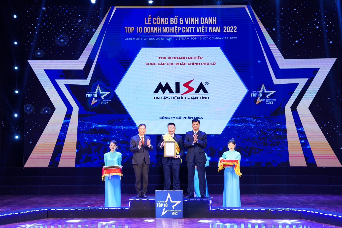 Ông Lê Hữu Nguyên - Giám đốc Văn phòng MISA Tp.HCM đại diện MISA nhận danh hiệu Top 10 doanh nghiệp cung cấp nền tảng chuyển đổi số.