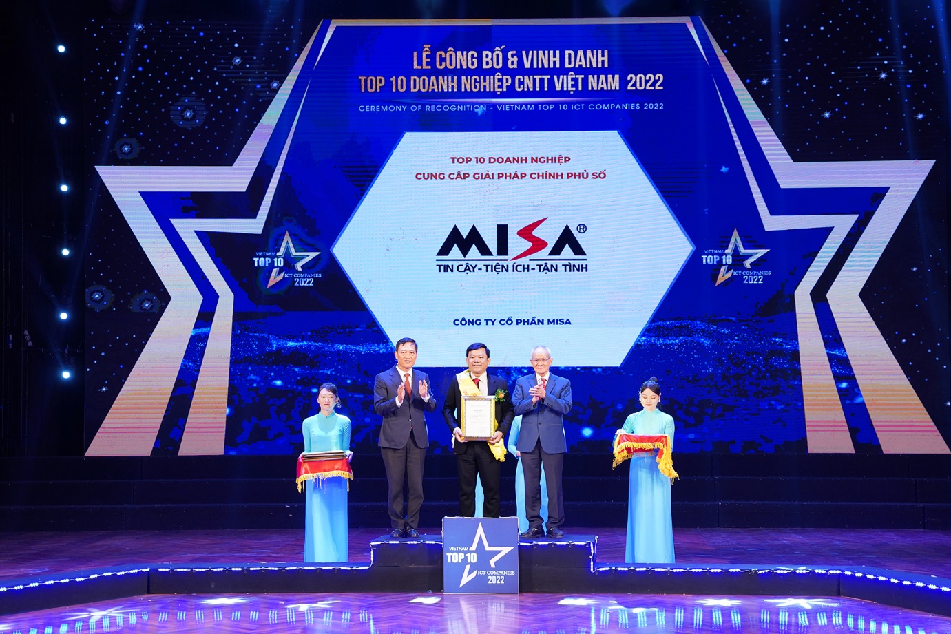Ông Nguyễn Hồng Hải - Giám đốc Văn phòng MISA Đà Nẵng đại diện MISA nhận danh hiệu Top 10 doanh nghiệp cung cấp giải pháp Chính phủ số.