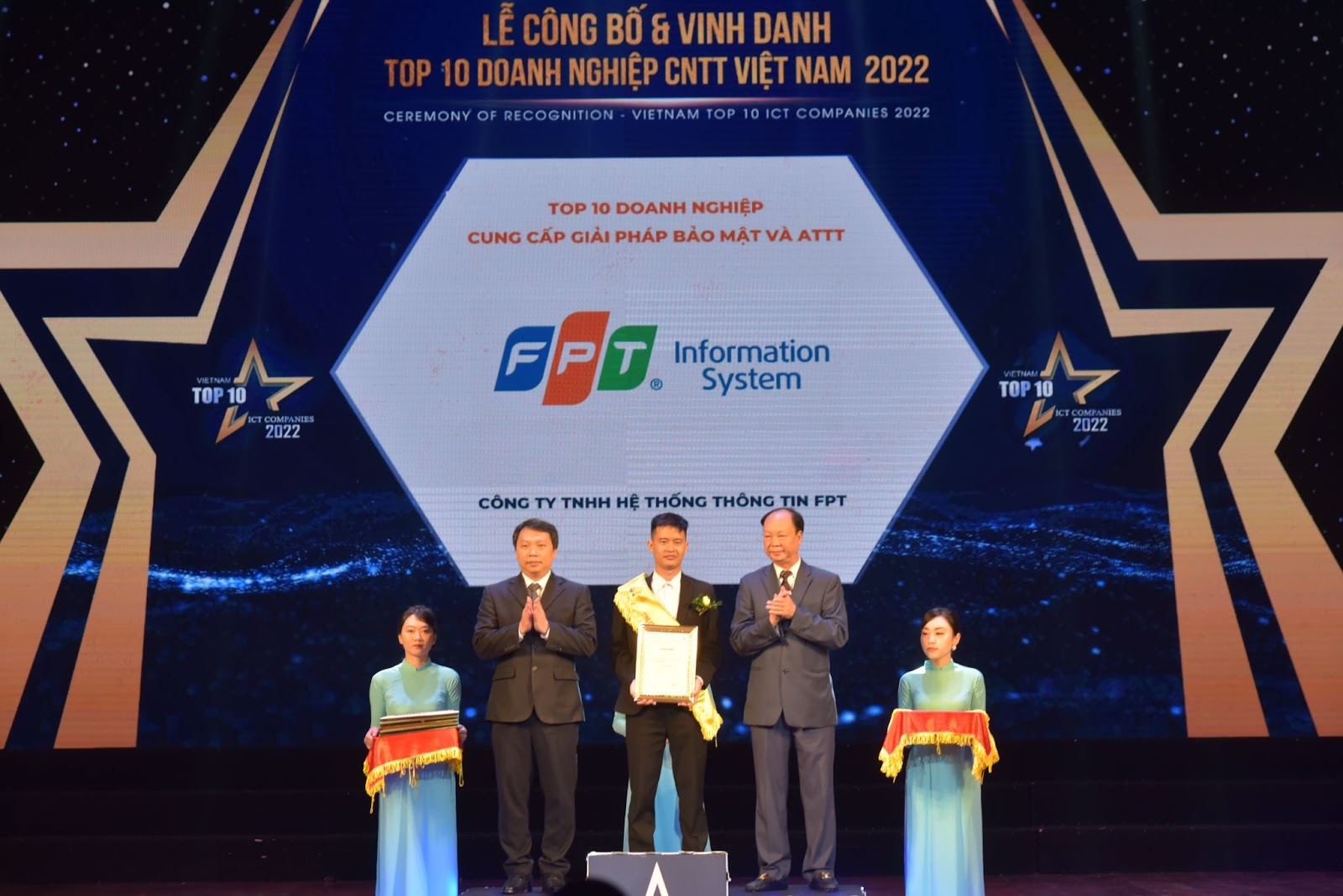 Đại diện FPT IS nhận giải thưởng Top 10 Doanh nghiệp Bảo mật v&agrave; An to&agrave;n th&ocirc;ng tin Việt Nam 2022.