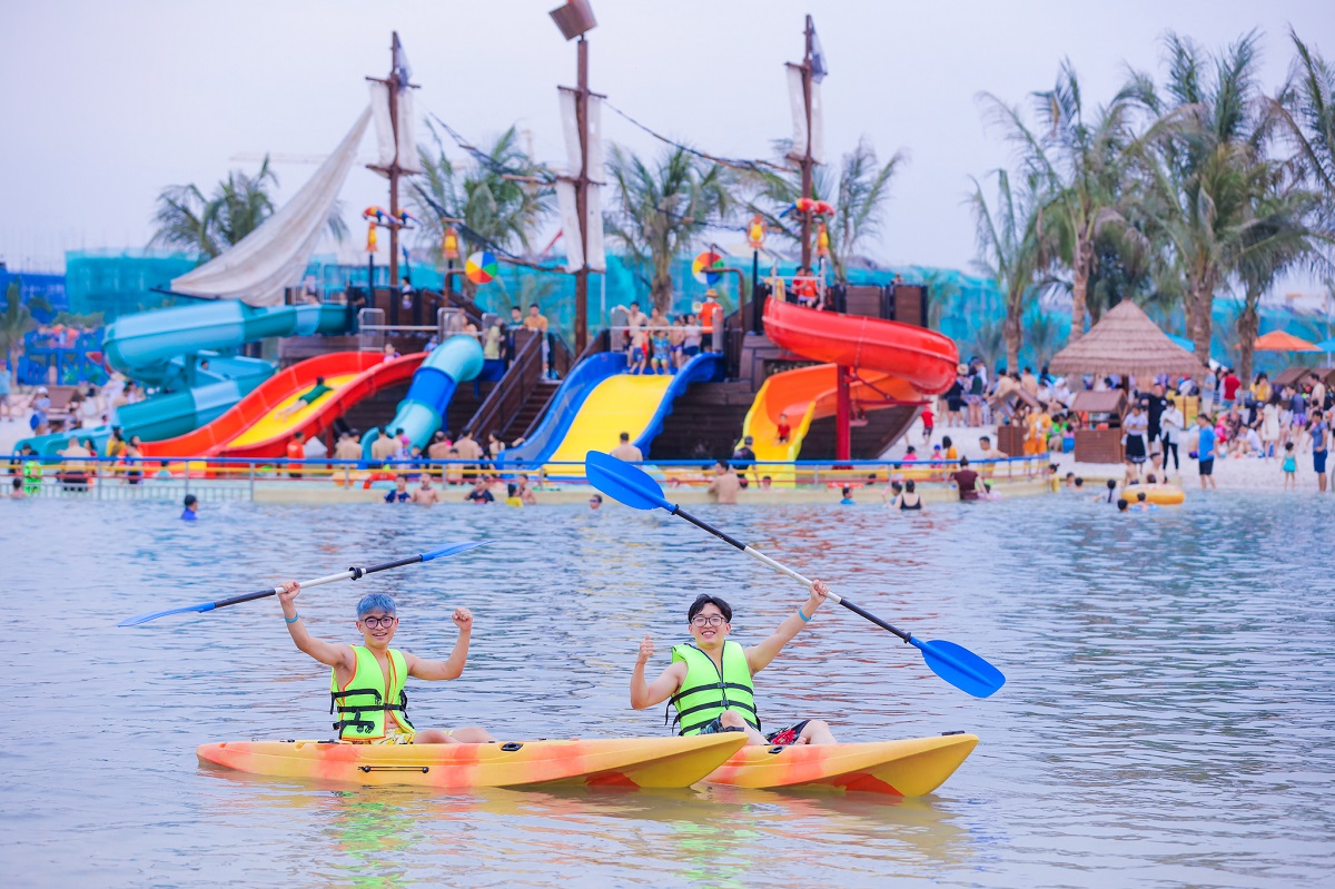 Tổ hợp công viên Biển tạo sóng nhân tạo Royal Wave Park lớn nhất thế giới đã trở thành điểm du lịch hấp dẫn ở Hà Nội từ mùa hè 2022.