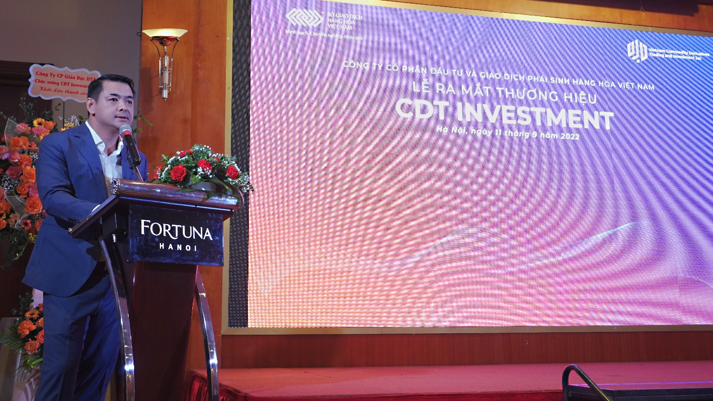 &Ocirc;ng Nguyễn Ngọc Quỳnh - Ph&oacute; Tổng gi&aacute;m đốc Sở Giao dịch H&agrave;ng h&oacute;a Việt Nam (MXV) c&ugrave;ng một số c&aacute;n bộ của Khối Quản l&yacute; Th&agrave;nh vi&ecirc;n đ&atilde; tới dự buổi lễ ra mắt thương hiệu của CDT v&agrave; trao giấy Chứng nhận Th&agrave;nh vi&ecirc;n Kinh doanh cho C&ocirc;ng ty Cổ phần Đầu tư v&agrave; Giao dịch Ph&aacute;i sinh H&agrave;ng h&oacute;a Việt Nam.