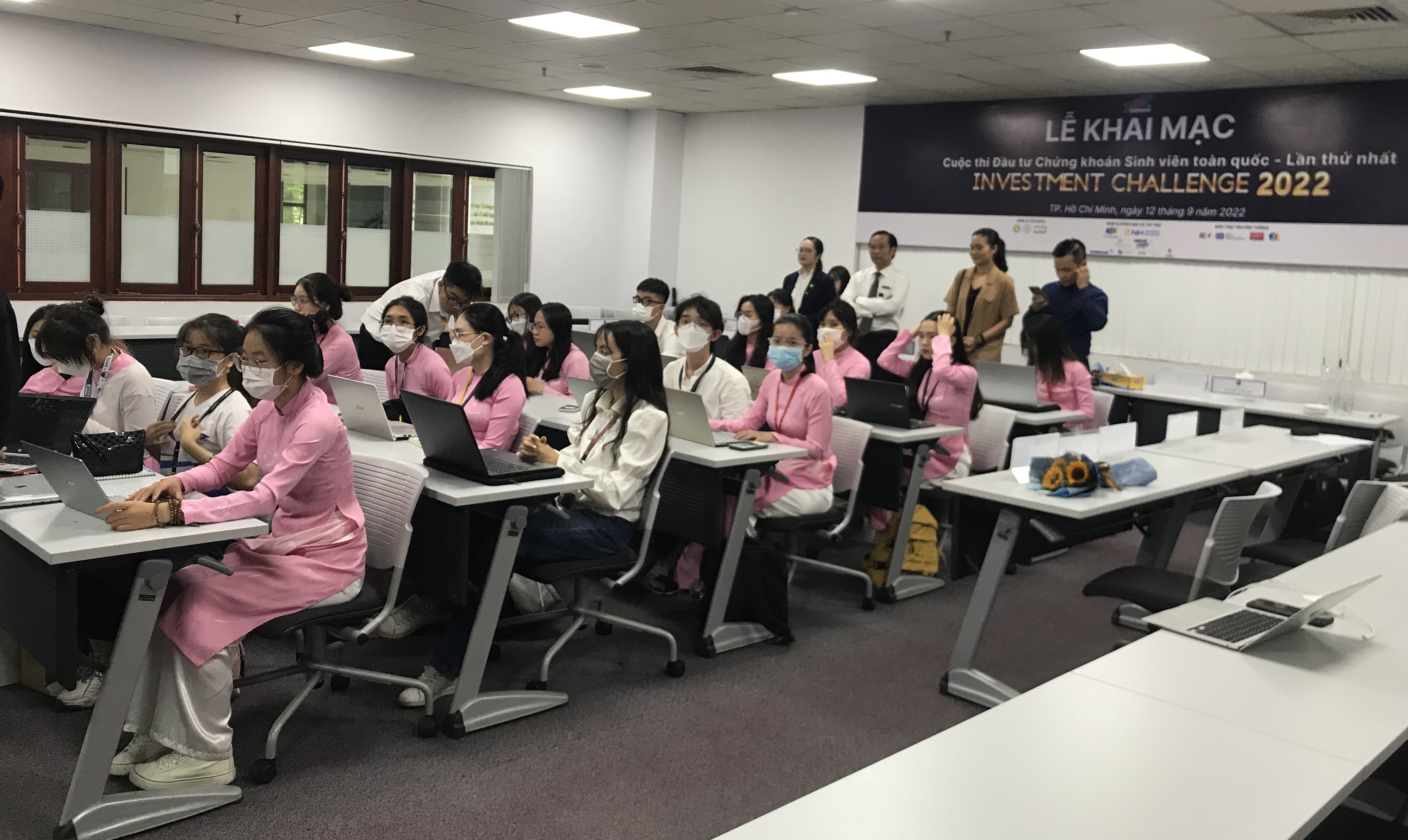 Các thí sinh thi vòng thi trắc nghiệm online - Ảnh: VE.