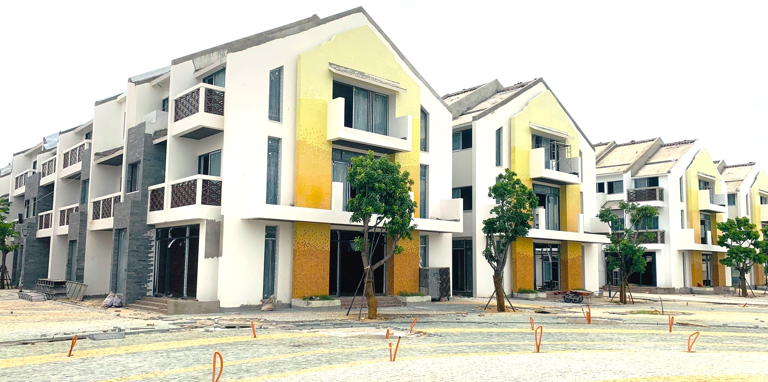 Sau khi nhận b&agrave;n giao, chủ nh&acirc;n c&aacute;c căn shophouse sẽ tiến h&agrave;nh ho&agrave;n thiện nội thất để phục vụ kinh doanh v&agrave; khai th&aacute;c.