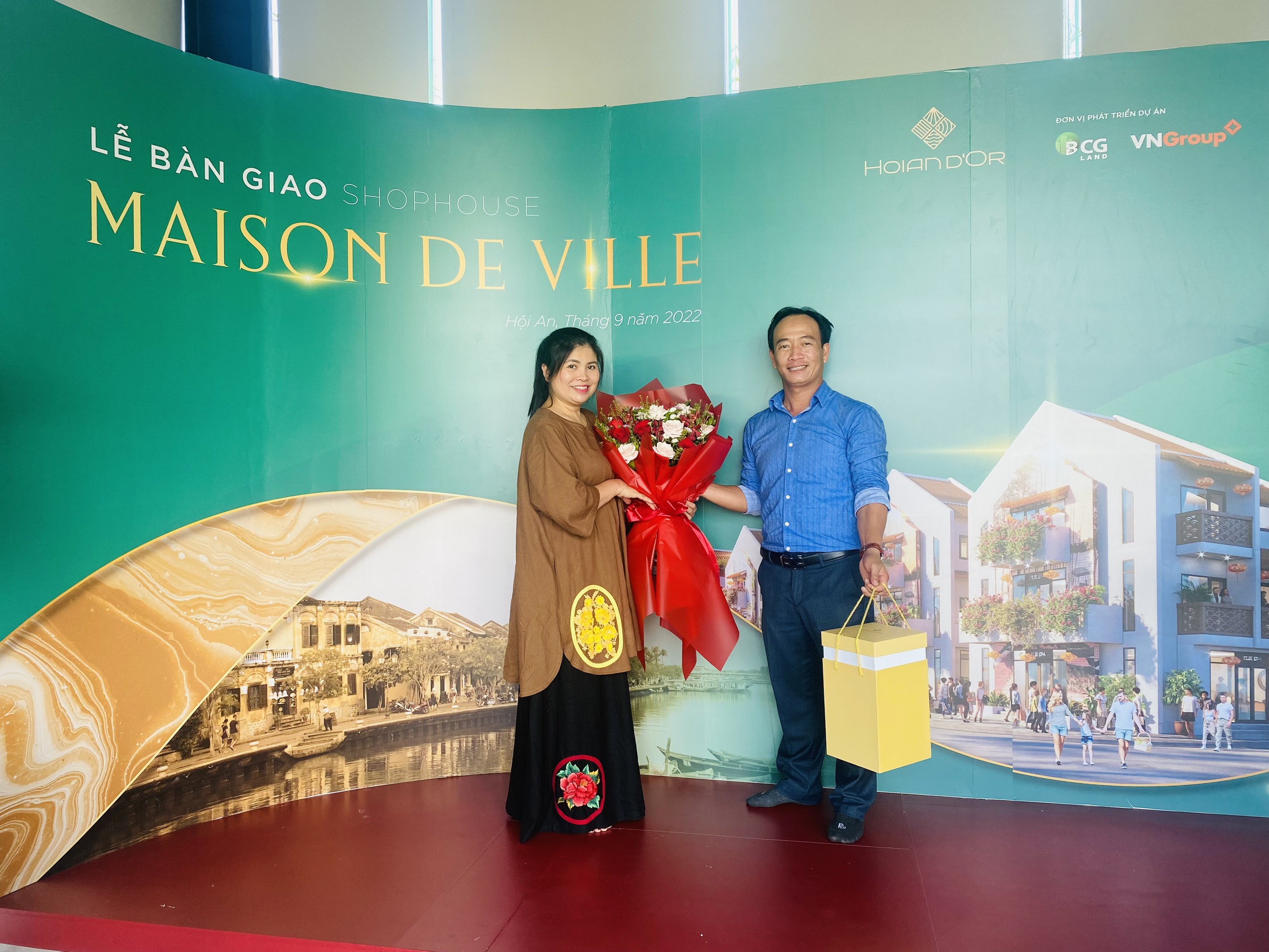 Những khách hàng đầu tiên nhận bàn giao shophouse Maison de Ville ngày 10/9.