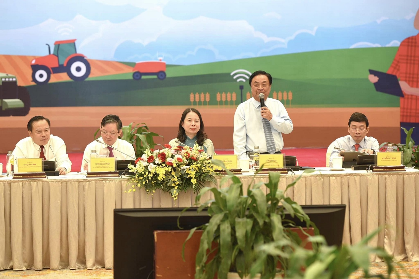 Diễn đ&agrave;n được đồng chủ tr&igrave; bởi Ph&oacute; Chủ tịch nước, Bộ trưởng Bộ N&ocirc;ng nghiệp v&agrave; Ph&aacute;t triển n&ocirc;ng th&ocirc;n, Chủ tịch Hội N&ocirc;ng d&acirc;n Việt Nam...