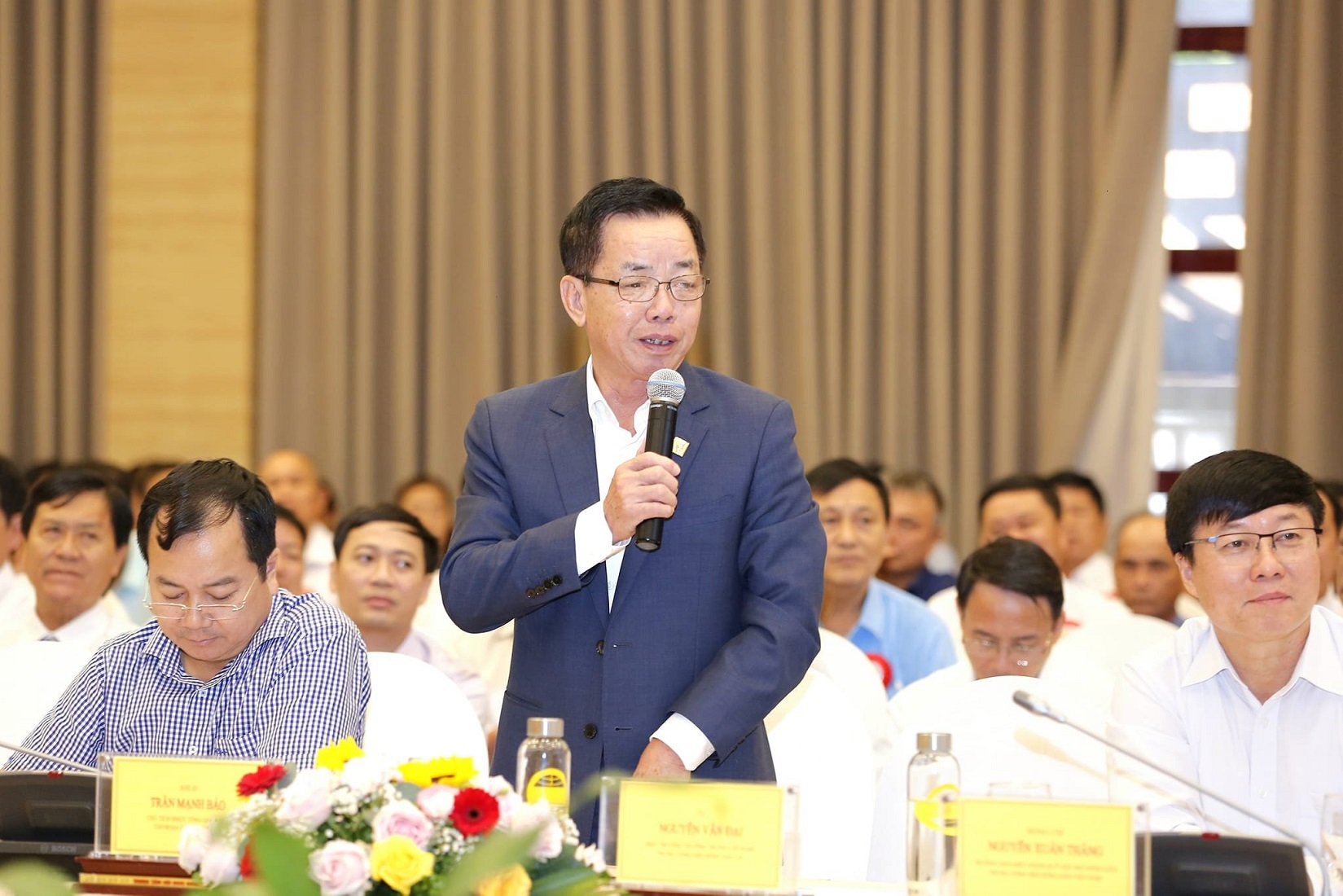 Doanh nhân Trần Mạnh Báo phát biểu