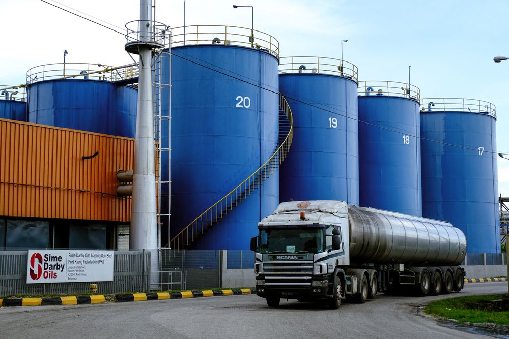 Một tàu chở dầu bên ngoài một cơ sở của công ty Sime Darby Oils ở Northport, Malaysia - Ảnh: Bloomberg