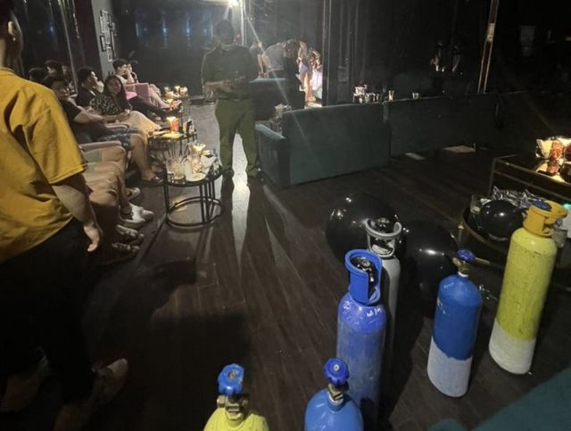 Lực lượng chức năng xử lý một cơ sở kinh doanh bóng cười tại Hà Nội 