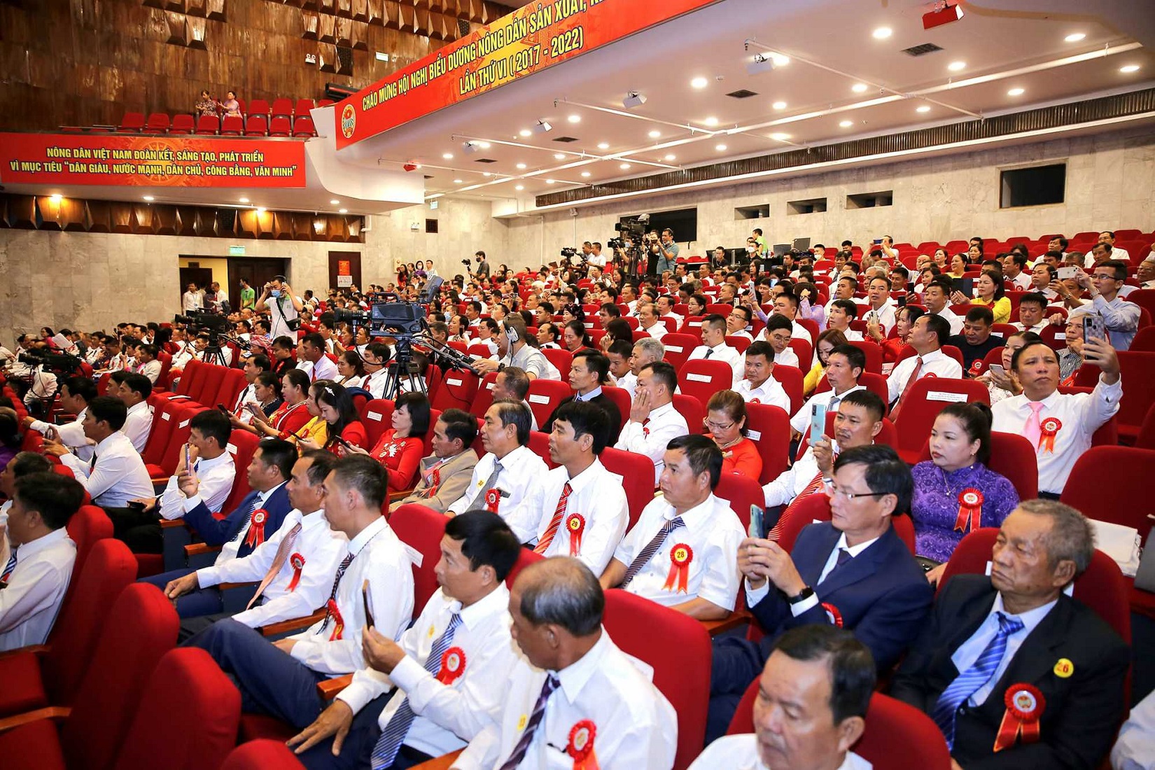 300 nông dân sản xuất kinh doanh giỏi toàn quốc về dự hội nghị.