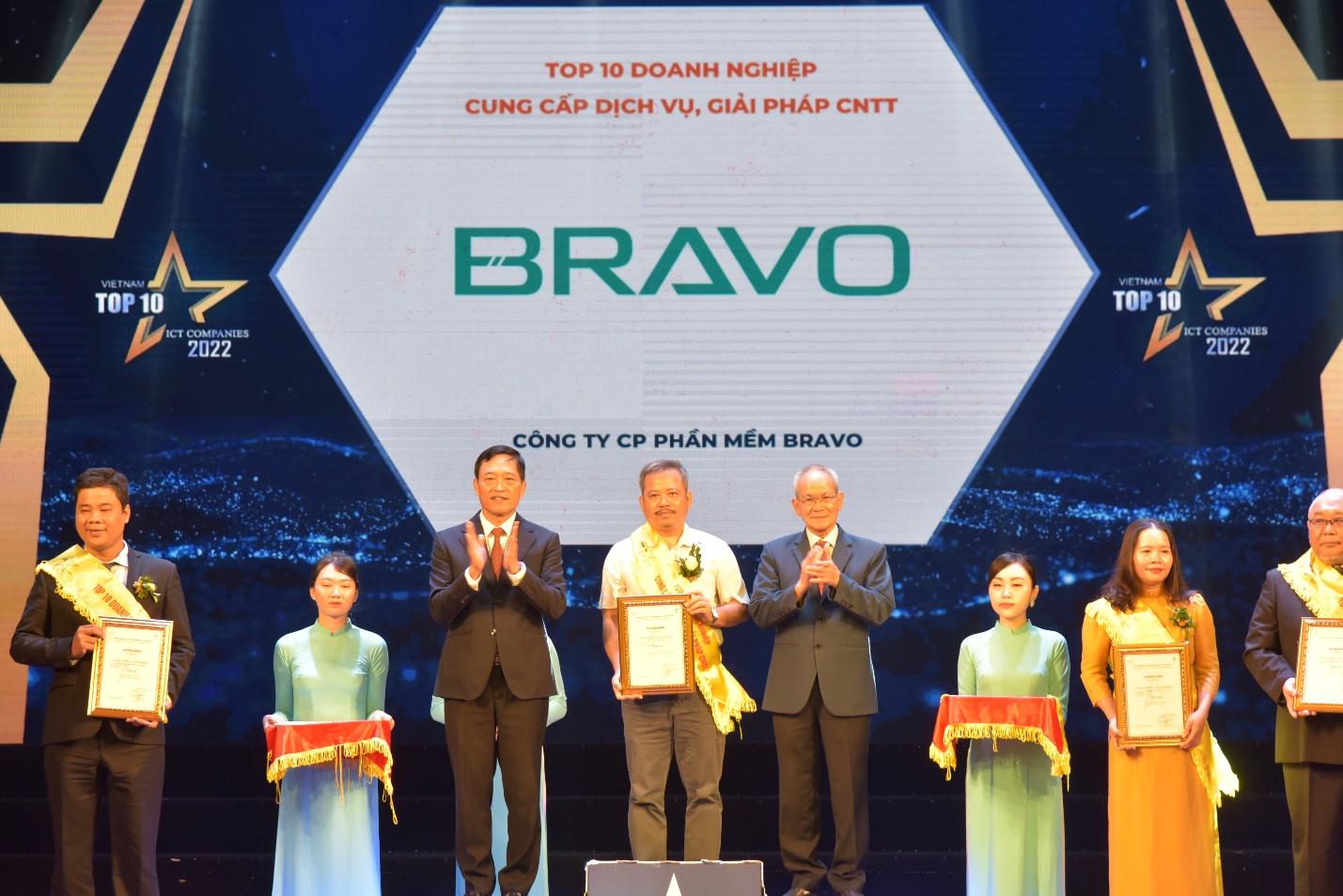 Ông Đào Mạnh Hùng - Giám đốc BRAVO nhận giải thưởng.