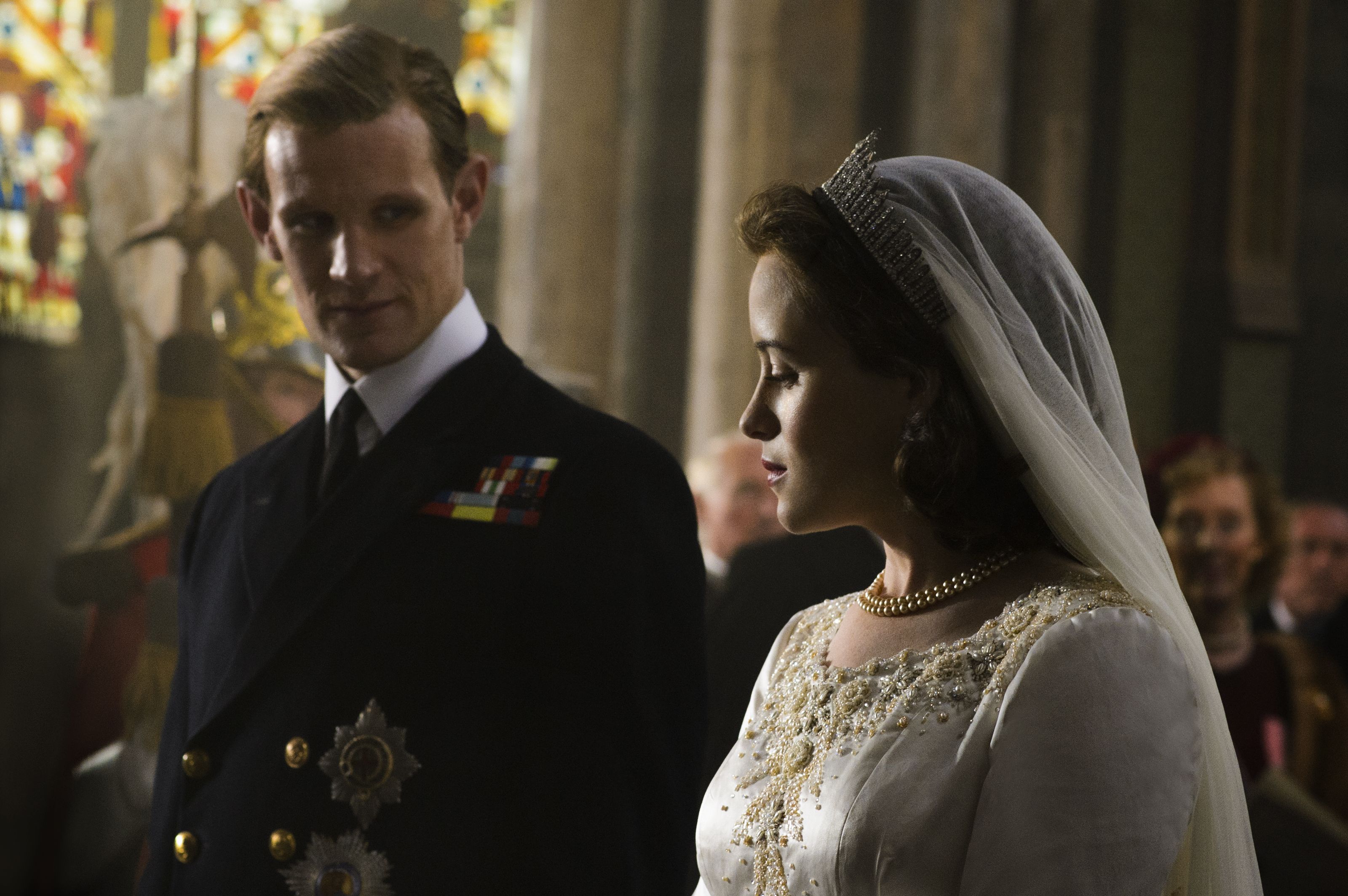 Bộ váy cưới của nữ hoàng Elizabeth II - xuất hiện trong mùa đầu tiên.