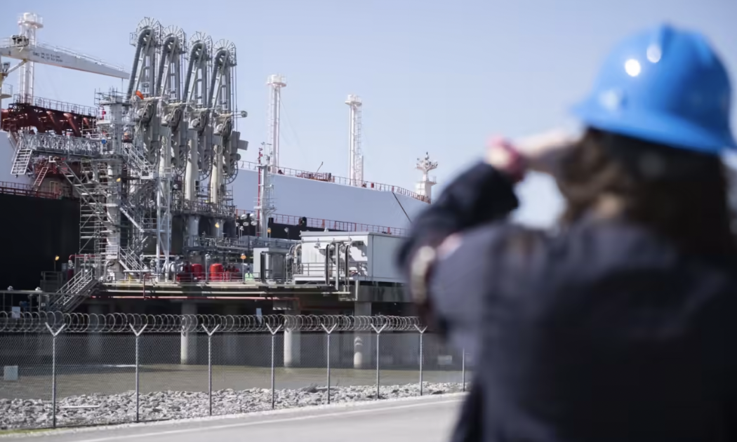 Một tàu LNG đang chờ xếp hàng tại một cảng ở Louisiana - Ảnh: Bloomberg/FT.