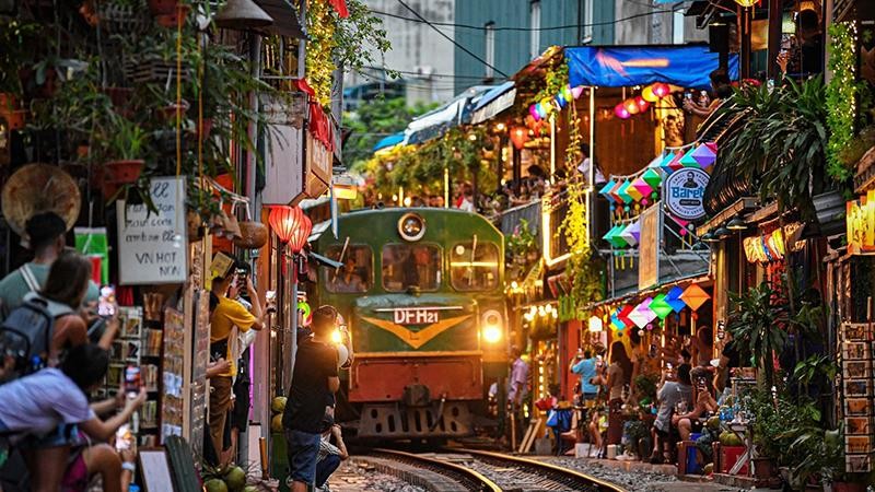 Tình trạng bát nháo do các quán cafe sát đường tàu tiềm ẩn nhiều nguy cơ tai nạn