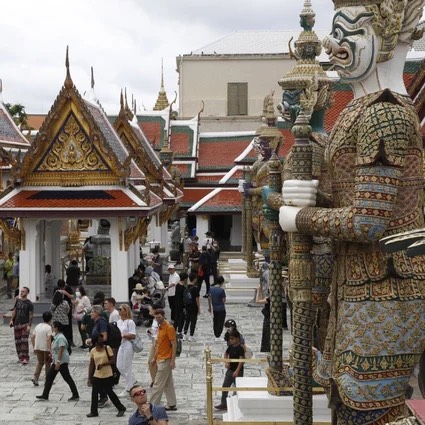 Du khách tham quan chùa Phật Ngọc bên trong Grand Palace ở Bangkok, Thái Lan. Ảnh: EPA-EFE