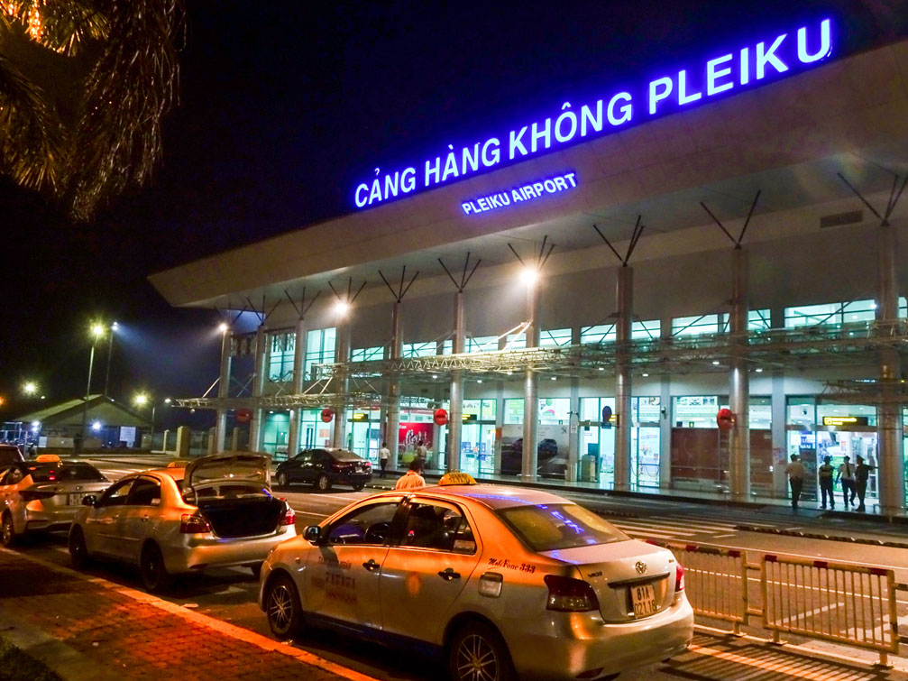 Cách trung tâm tỉnh lỵ Kon Tum 48 km về phía nam là sân bay Pleiku, tỉnh Gia Lai...