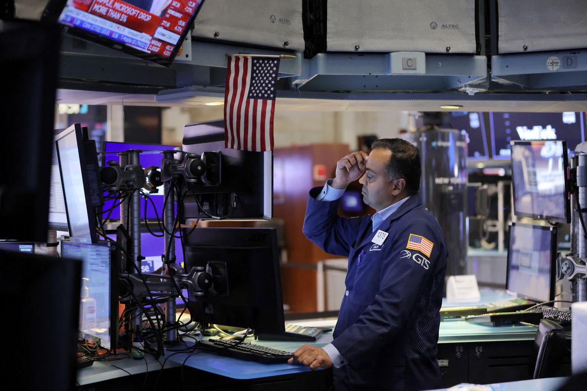 Một nhà giao dịch cổ phiếu trên sàn NYSE ở New York, Mỹ hôm 13/9 - Ảnh: Reuters.