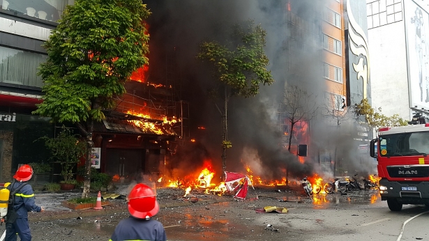 Thảm họa về vụ ch&aacute;y kinh ho&agrave;ng đ&ecirc;m 06/9/2022&nbsp; tại B&igrave;nh Dương, đ&atilde; gi&oacute;ng l&ecirc;n hồi chu&ocirc;ng b&aacute;o động về sự thiếu quản l&yacute;, bu&ocirc;ng lỏng quản l&yacute; của c&aacute;c cơ quan chức năng đối với c&aacute;c cơ sở, doanh nghiệp kinh doanh dịch vụ karaoke.