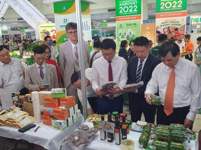 Khách tham quan gian hàng tại  AgroViet 2022.