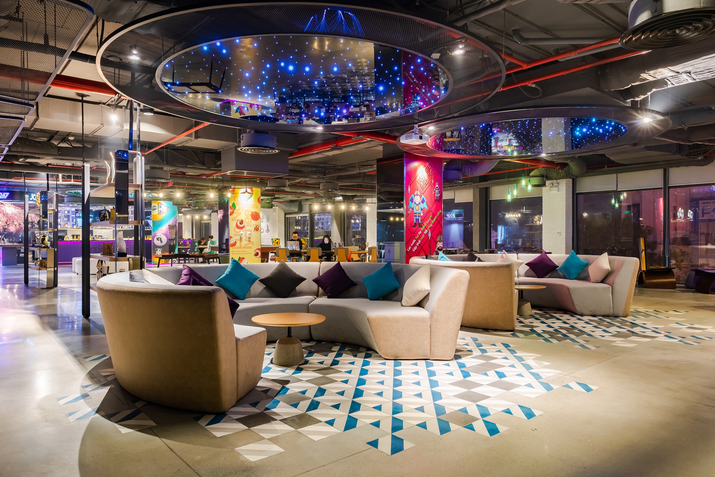 Kh&ocirc;ng gian cuốn h&uacute;t của JO247 Lounge tại SOJO Hotels.