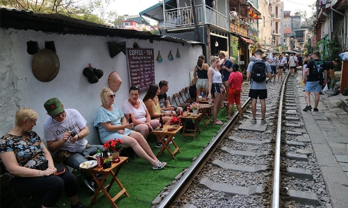 Hà Nội sẽ thu hồi giấy phép các hộ kinh doanh cafe đường tàu trước 17/9