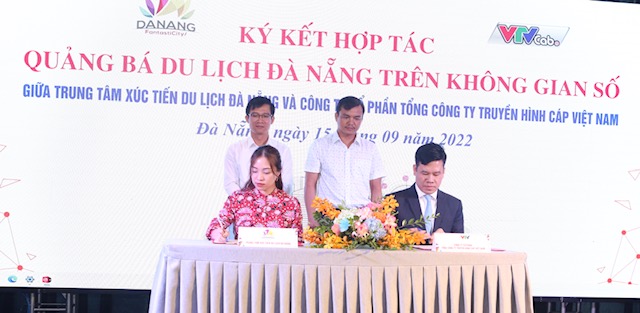 Lễ ký kết hợp quảng bá du lịch Đà Nẵng trên không gian số và kênh truyền hình.