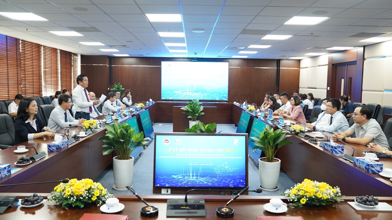 Ông Huỳnh Quang Liêm - Tổng giám đốc Tập đoàn VNPT phát biểu tại lễ ký kết.