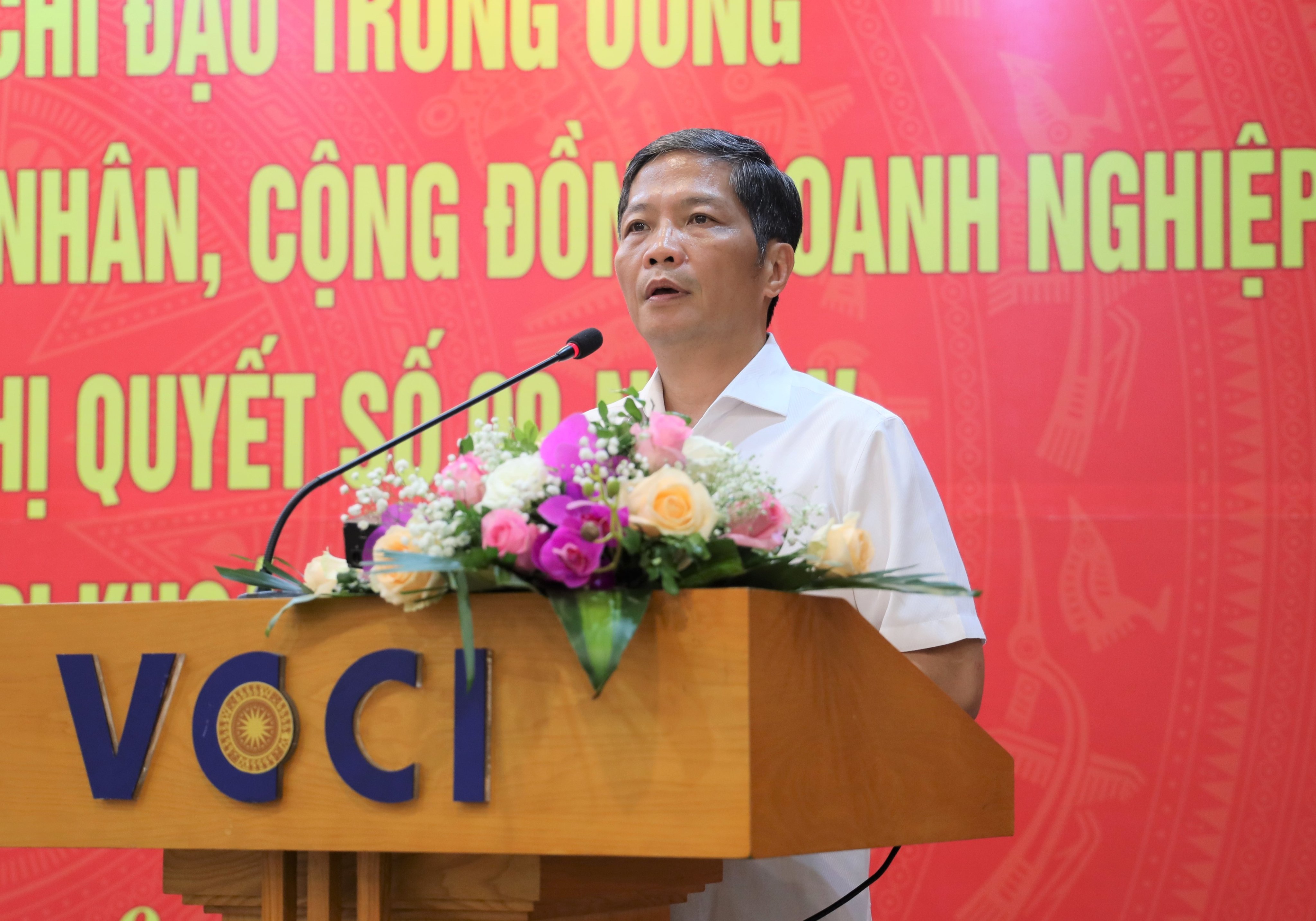 Đồng ch&iacute; Trần Tuấn Anh ph&aacute;t biểu tại buổi l&agrave;m việc.