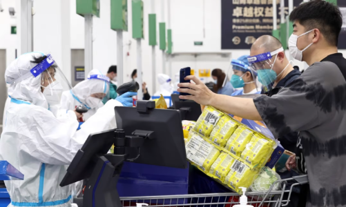 Lạm phát thấp hơn nhiều ở Mỹ, vì sao người Trung Quốc vẫn thấy sức ép giá cả?