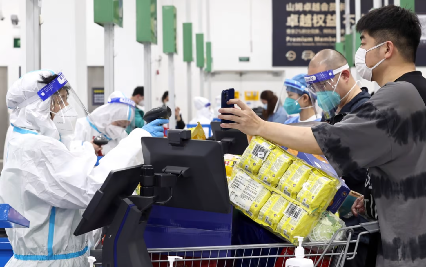 Hơn 50% người tham gia khảo sát tại Trung Quốc nói rằng do nguy cơ xảy ra suy thoái, họ đã giảm hoạt động ăn uống bên ngoài và giải trí - Ảnh: SCMP