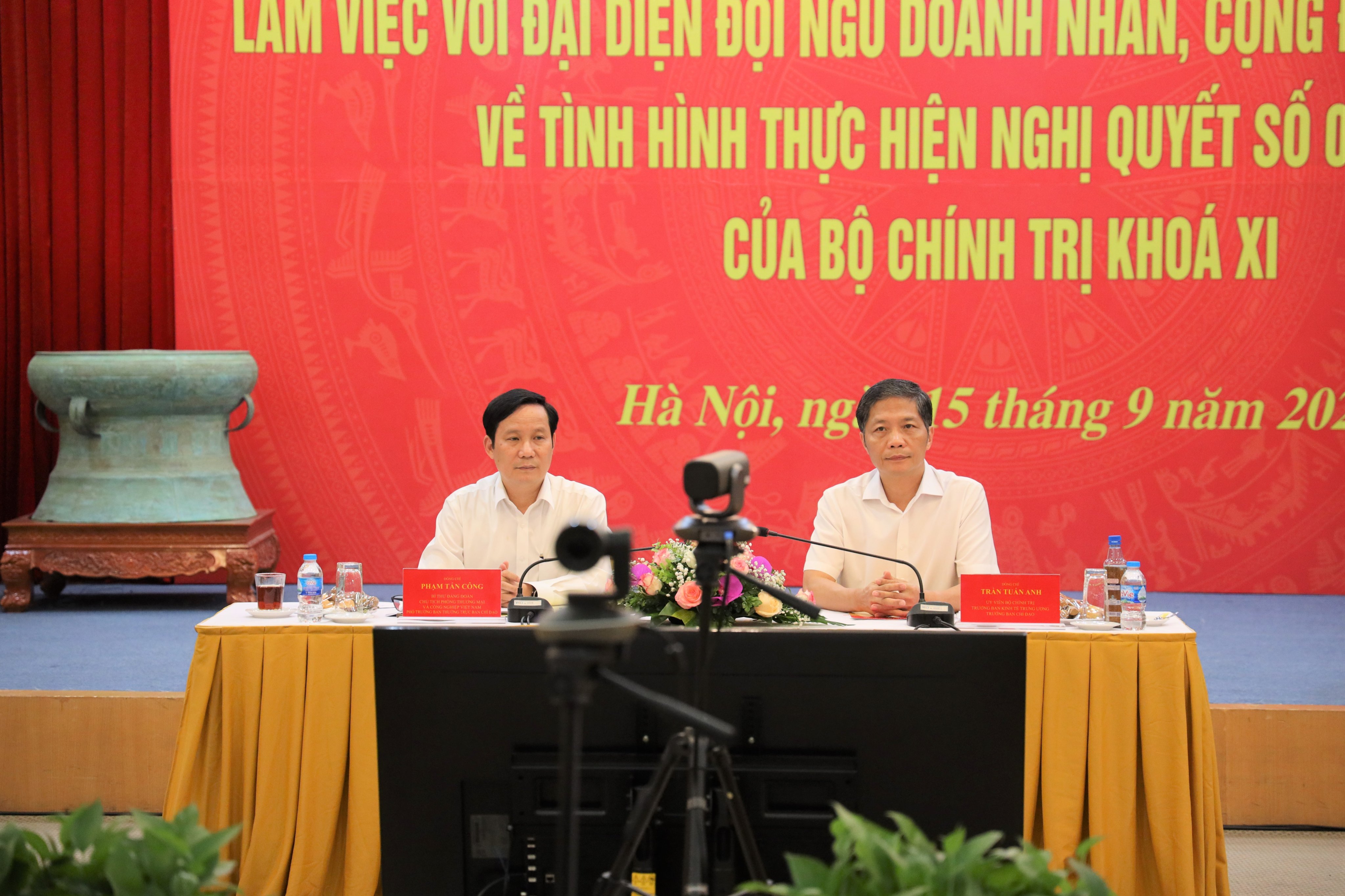 Đồng ch&iacute; Trần Tuấn Anh, Trưởng Ban Kinh tế Trung ương, Trưởng Ban chỉ đạo; đồng ch&iacute; Phạm Tấn C&ocirc;ng, Chủ tịch Li&ecirc;n đo&agrave;n Thương mại v&agrave; C&ocirc;ng nghiệp Việt Nam chủ tr&igrave; buổi l&agrave;m việc.