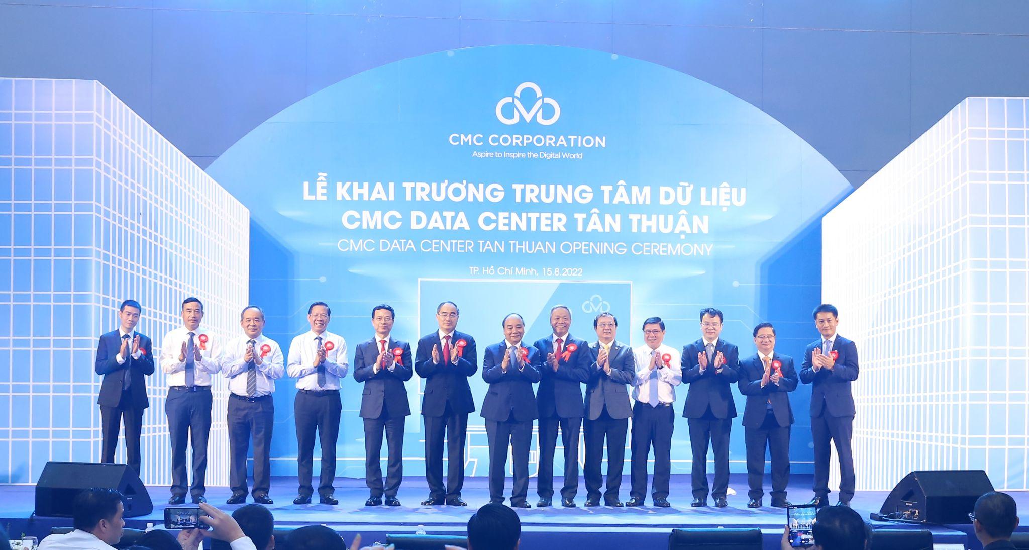 Chủ tịch nước Nguyễn Xuân Phúc tham dự Lễ khai trương CMC Data Center Tân Thuận ngày 15/8/2022.