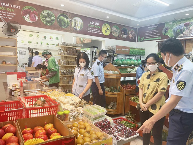 Cơ quan chức năng Hà Nội kiểm tra hoa quả nhập khẩu 