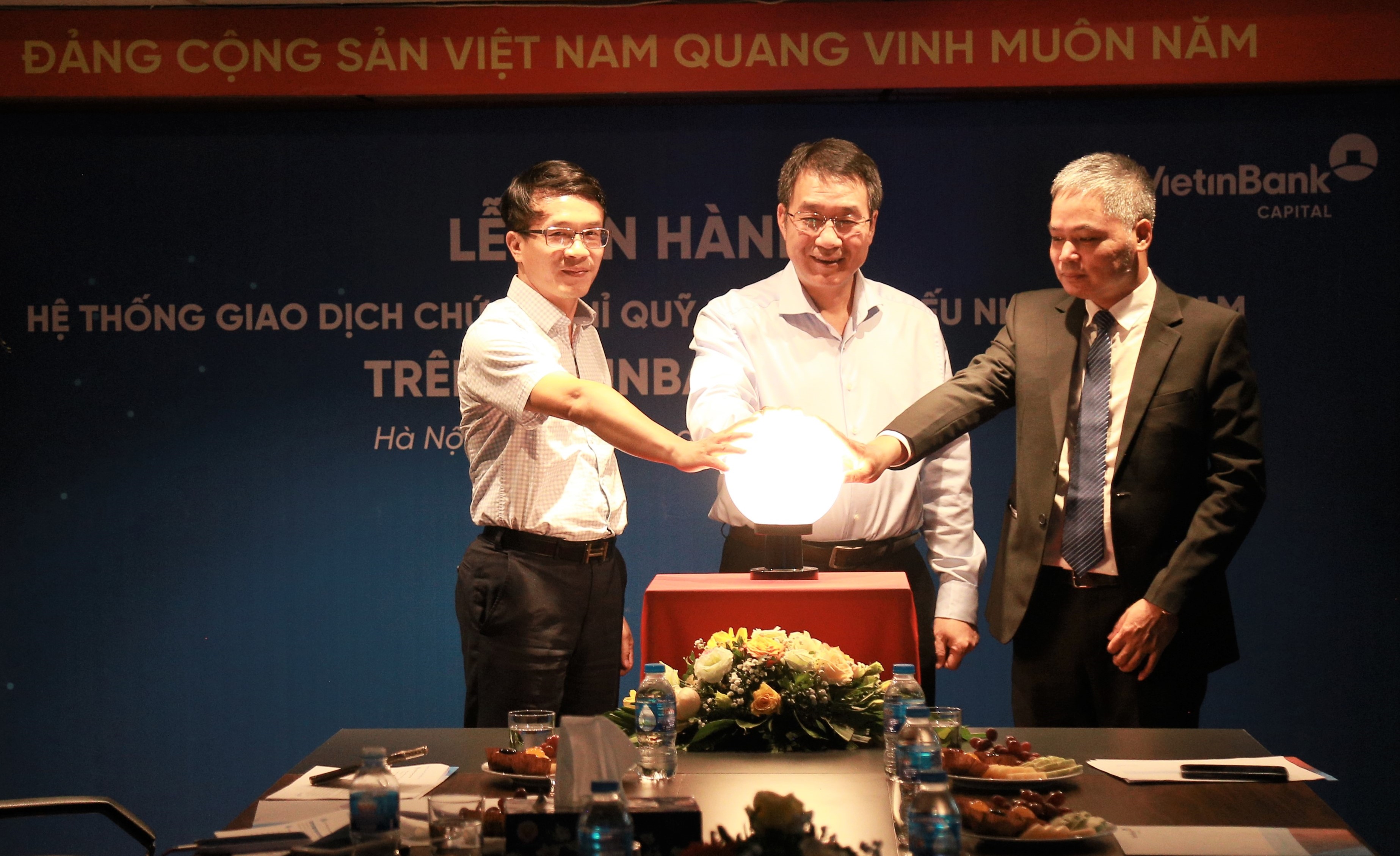 Ông Nguyễn Đức Thành - UV HĐQT VietinBank, ông Khổng Phan Đức - Chủ tịch HĐTV VietinBank Capital và ông Nguyễn Như Hùng - Chủ tịch HĐQT Navisoft cùng bấm nút vận hành Hệ thống giao dịch chứng chỉ quỹ mở trái phiếu trên VietinBank iPay.