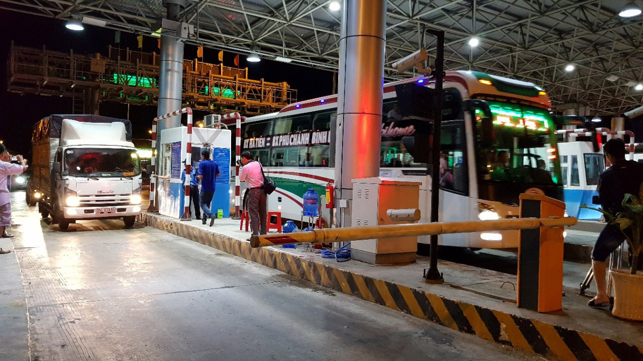 Giới t&agrave;i xế đ&atilde; d&ugrave;ng tiền lẻ mệnh gi&aacute; 100 đồng v&agrave; 200 đồng để mua v&eacute; qua trạm, g&acirc;y tắc nghẽn gần như trạm BOT Cai Lậy, khiến trạm phải dừng thu ph&iacute; cho đến nay.