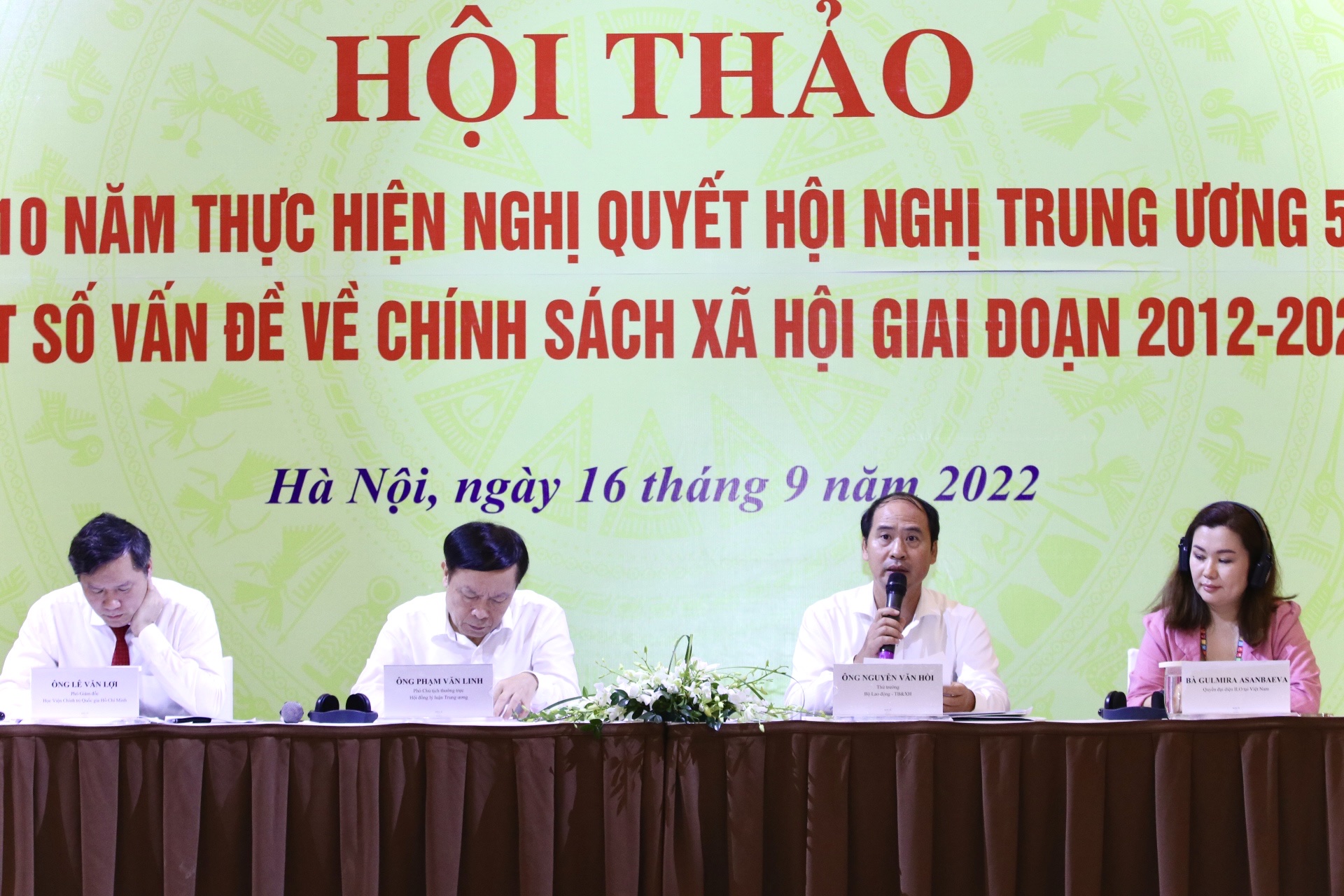 Các chuyên gia chia sẻ tại hội nghị. Ảnh - Chí Tâm. 